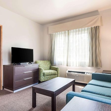 Quality Inn & Suites Bainbridge Island Exterior photo
