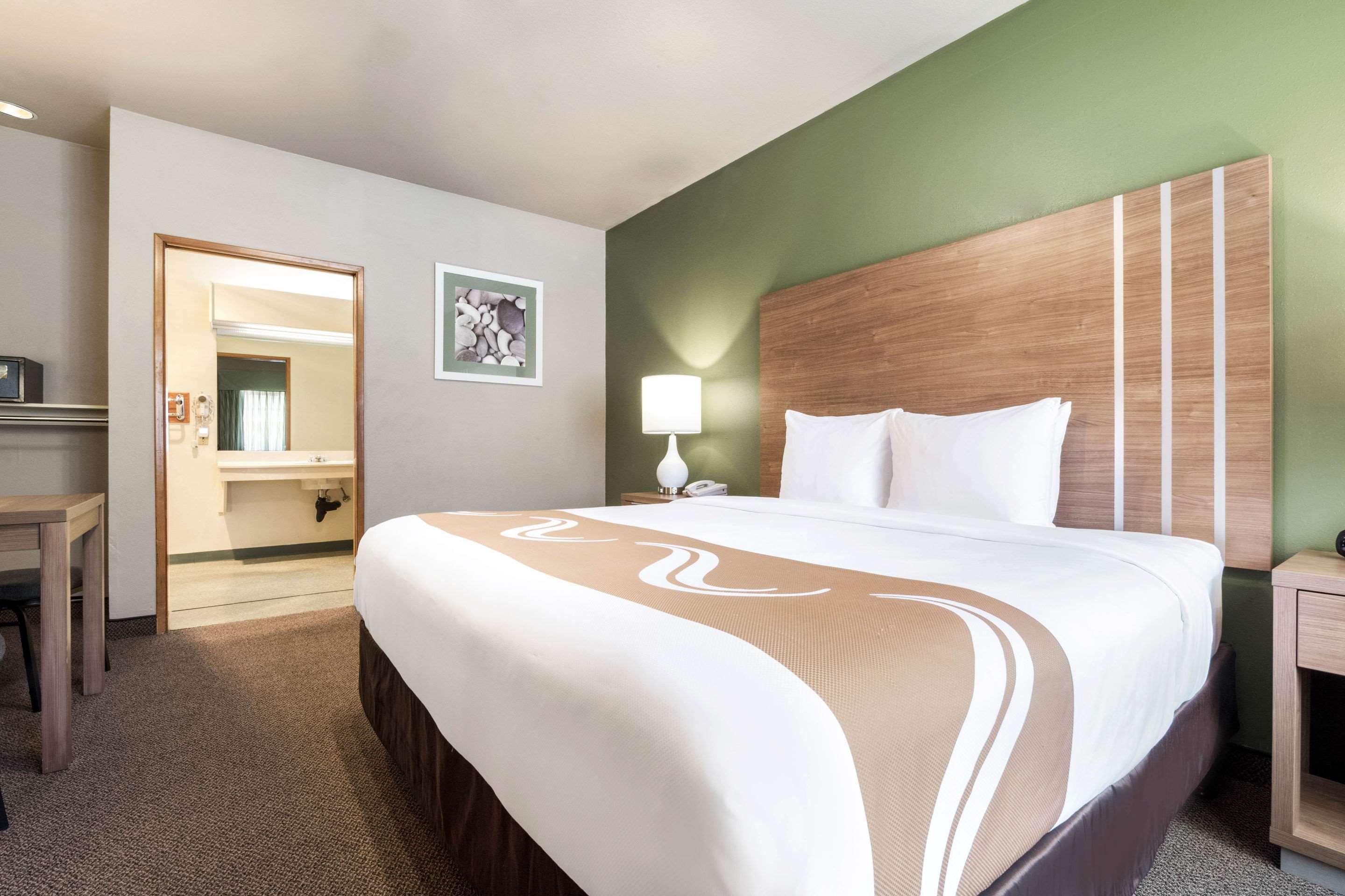 Quality Inn & Suites Bainbridge Island Exterior photo