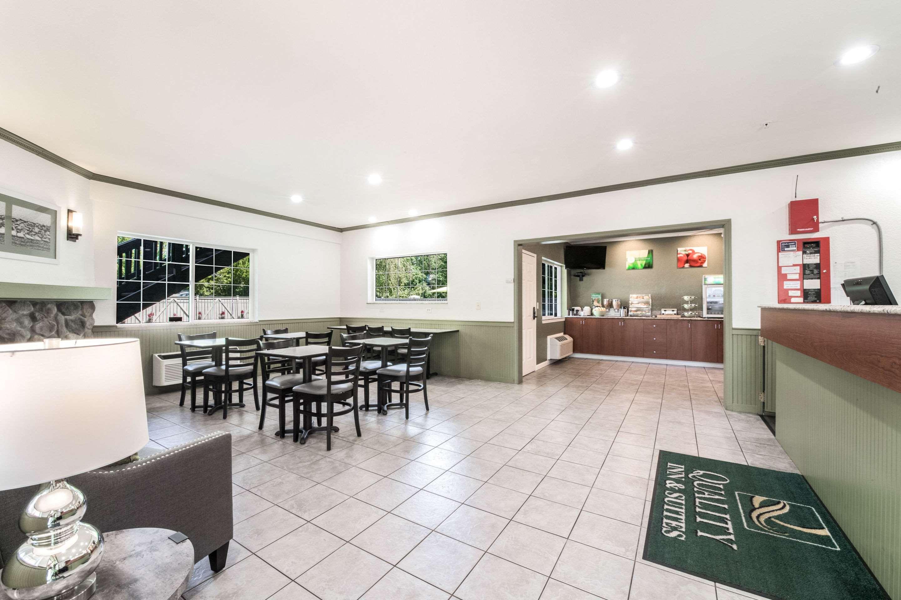 Quality Inn & Suites Bainbridge Island Exterior photo