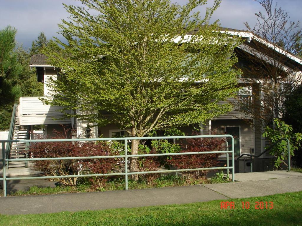 Quality Inn & Suites Bainbridge Island Exterior photo