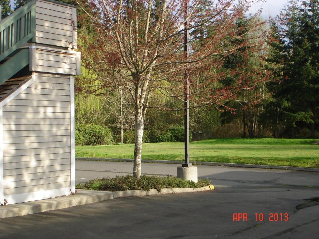 Quality Inn & Suites Bainbridge Island Exterior photo