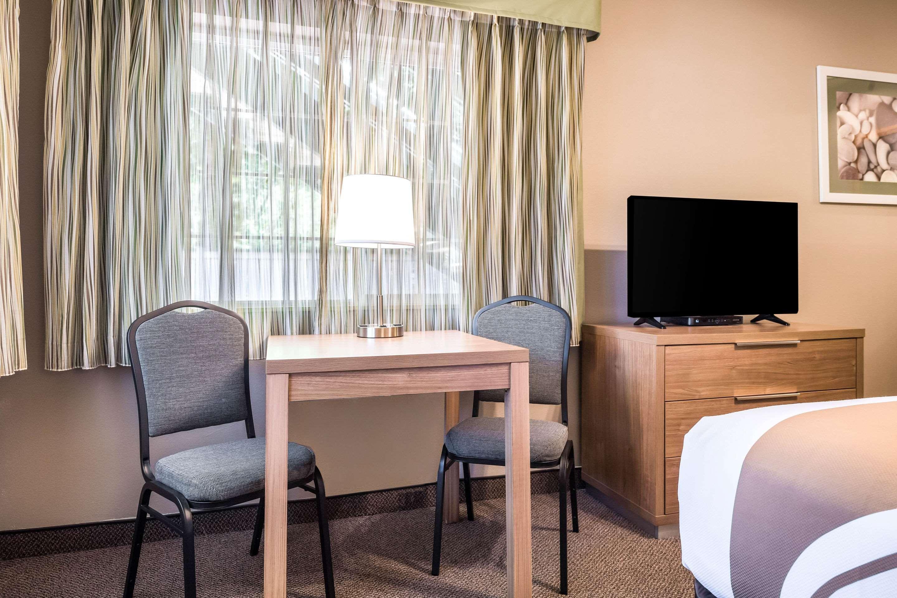 Quality Inn & Suites Bainbridge Island Exterior photo