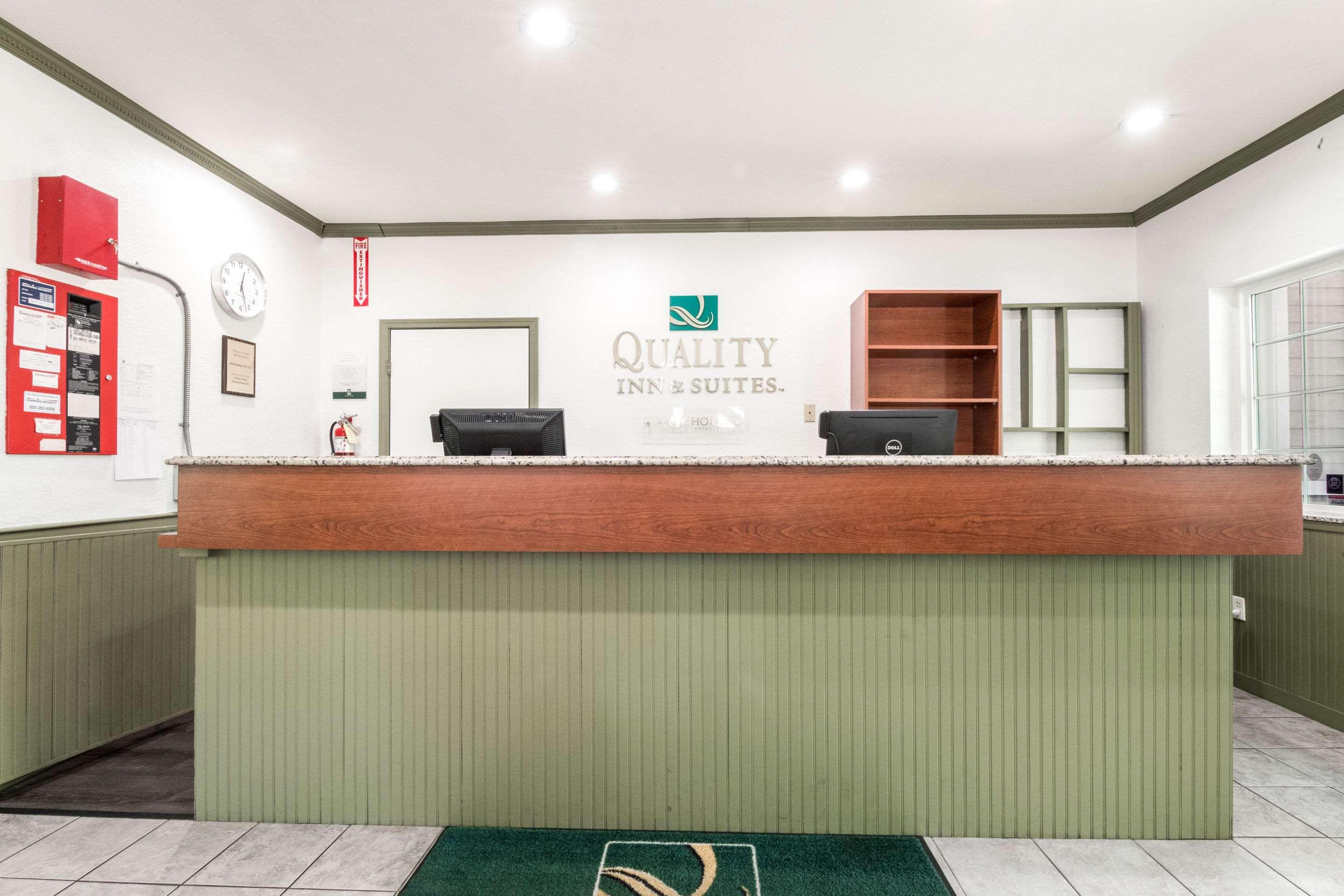 Quality Inn & Suites Bainbridge Island Exterior photo